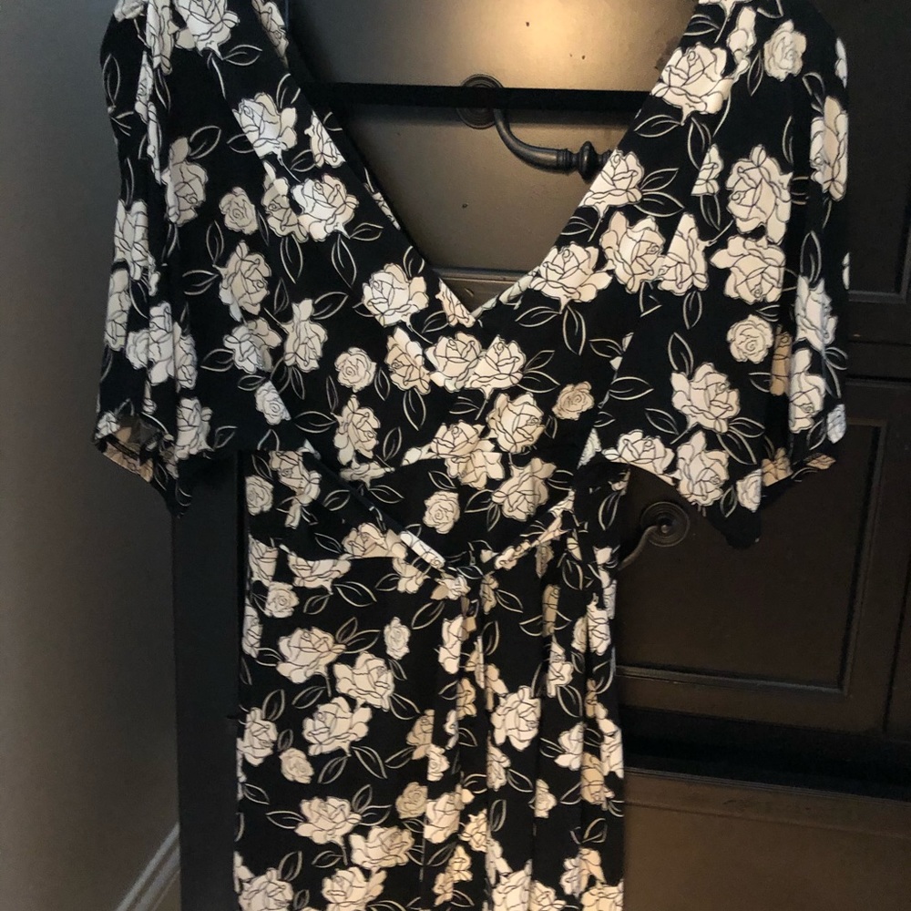 White House Black Market top! Adorable!